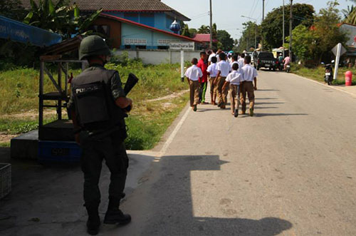 Children in Tak Bai with an armed escort