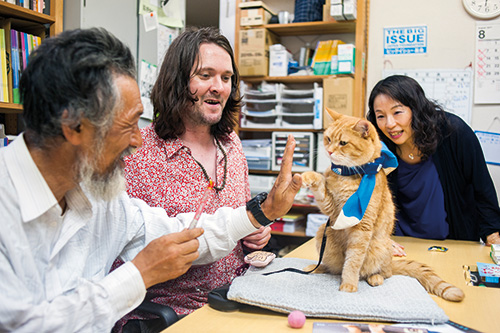 Street Cat Bob and James Bowen at The Big Issue Japan