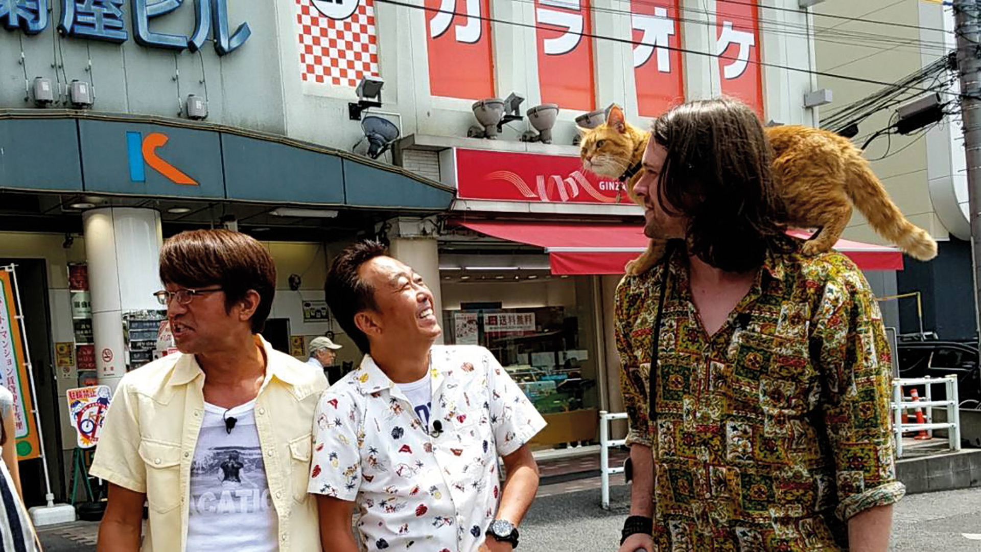 Street Cat Bob and James Bowen meet fans in Japan