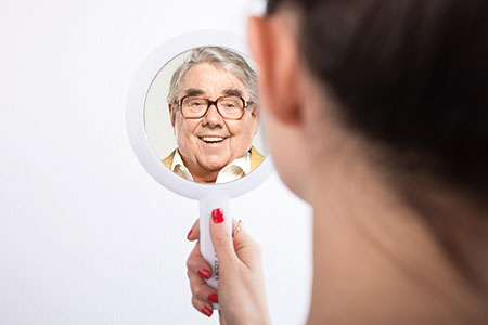 Woman sees reflection of Ronnie Corbett