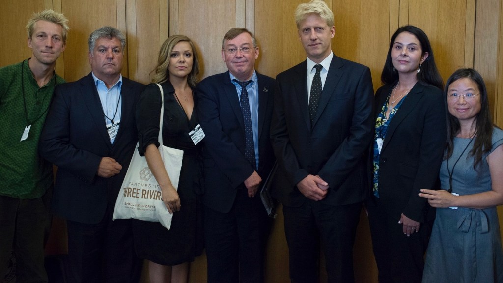 The Guardians of the Arches tenants' association with Transport Minister Jo Johnson and Ian Mearns MP