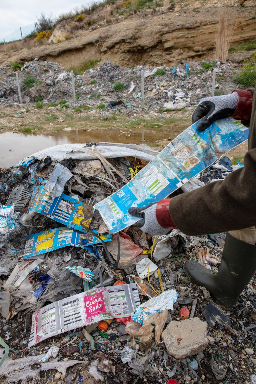 Adana Karahan Investigation into plastic waste that is dumped and burned in Turkey. The team found plastic packaging from UK, German and global food and drinks brands and supermarkets. Image credit: Greenpeace