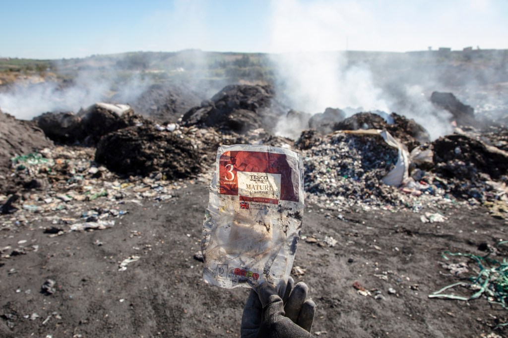 Karahan Kuyumcular, Village in the District of Seyhan, Adana Province, Turkey Investigation into plastic waste that is dumped and burned in Turkey. The team found plastic packaging from UK, German and global food and drinks brands and supermarkets. Image credit: Greenpeace