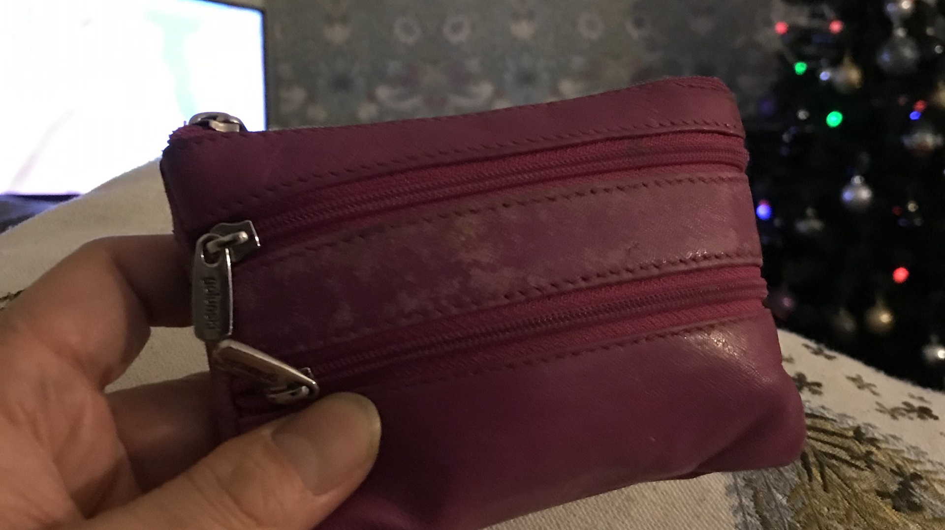 Big Issue vendor returns purse