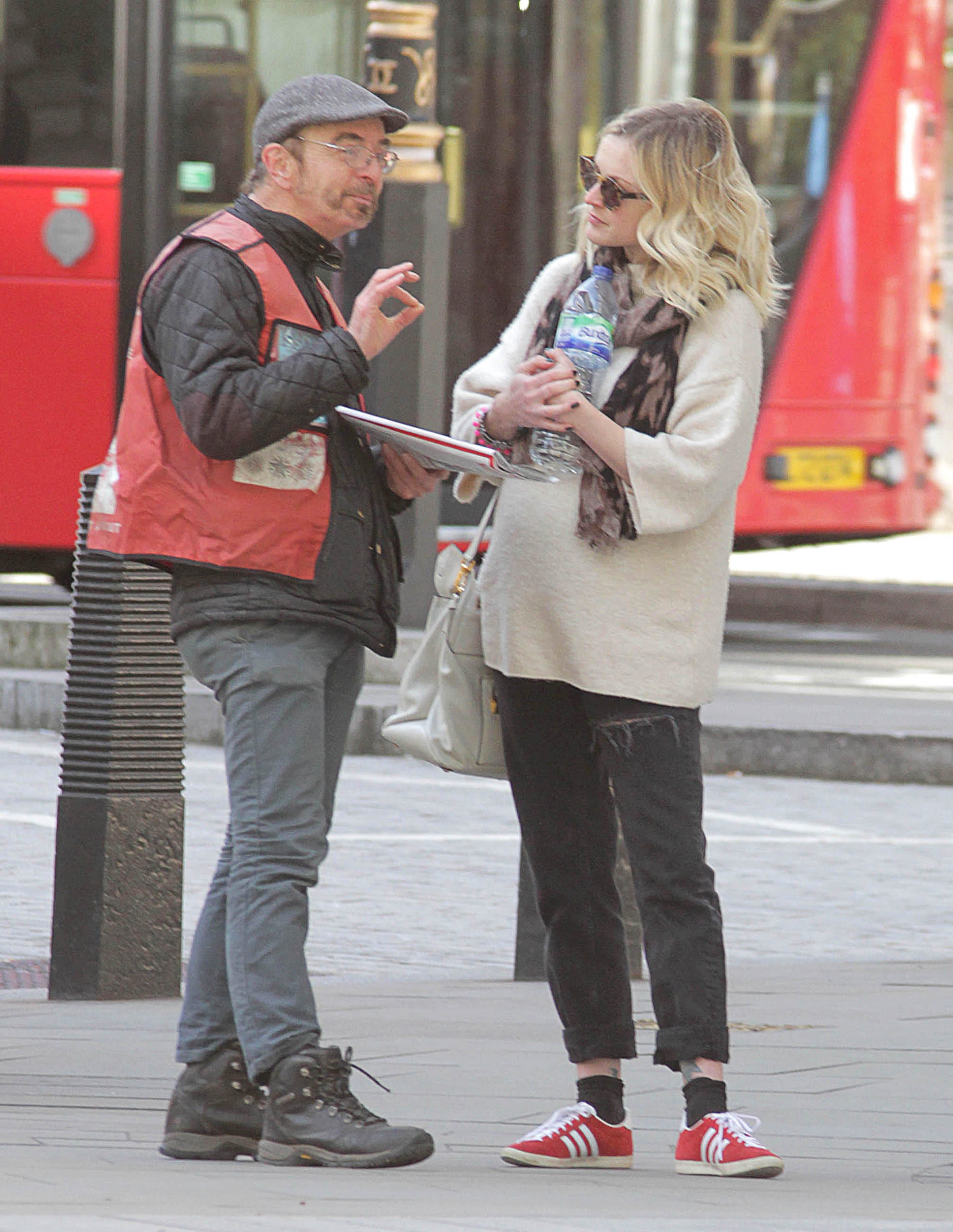 Fearne Cotton chats to a Big Issue seller as she arrives at the BBC Radio 1 studios. Photo: Alamy Stock Photo
