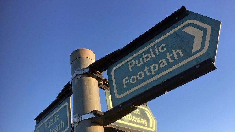 A sign pointing towards a public footpath.