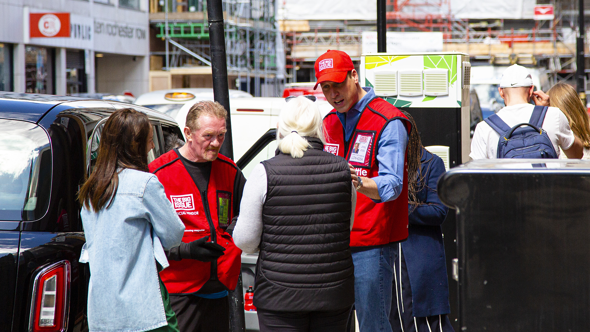 Prince WIlliam and Big Issue vendor Dave Martin chat to customers in central London