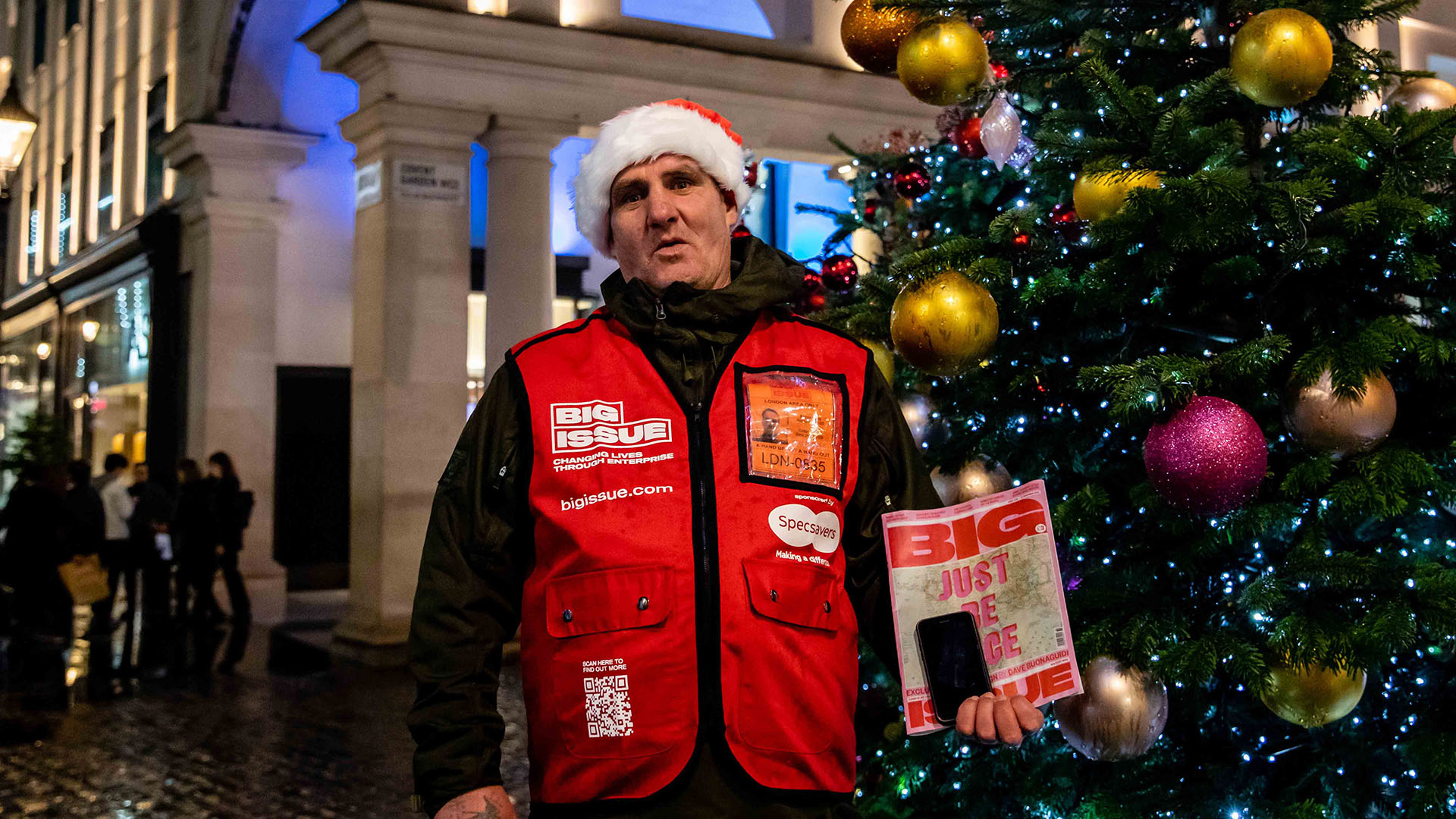 Big Issue vendor Frank McGucken in a Santa hat