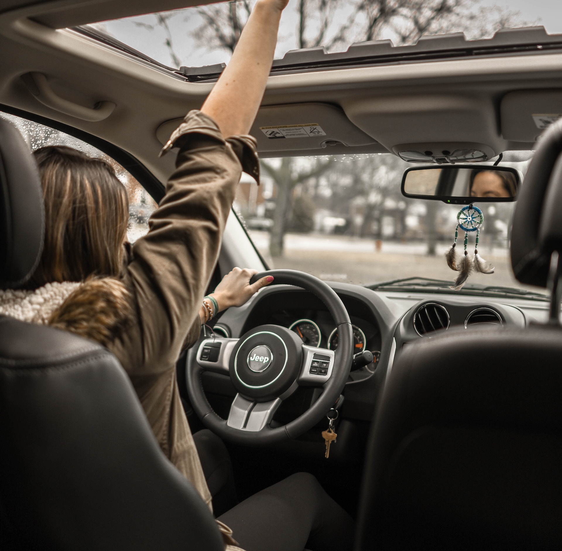 Young women driving a jeep to illustrate the type of person the graduate driving licence will affect