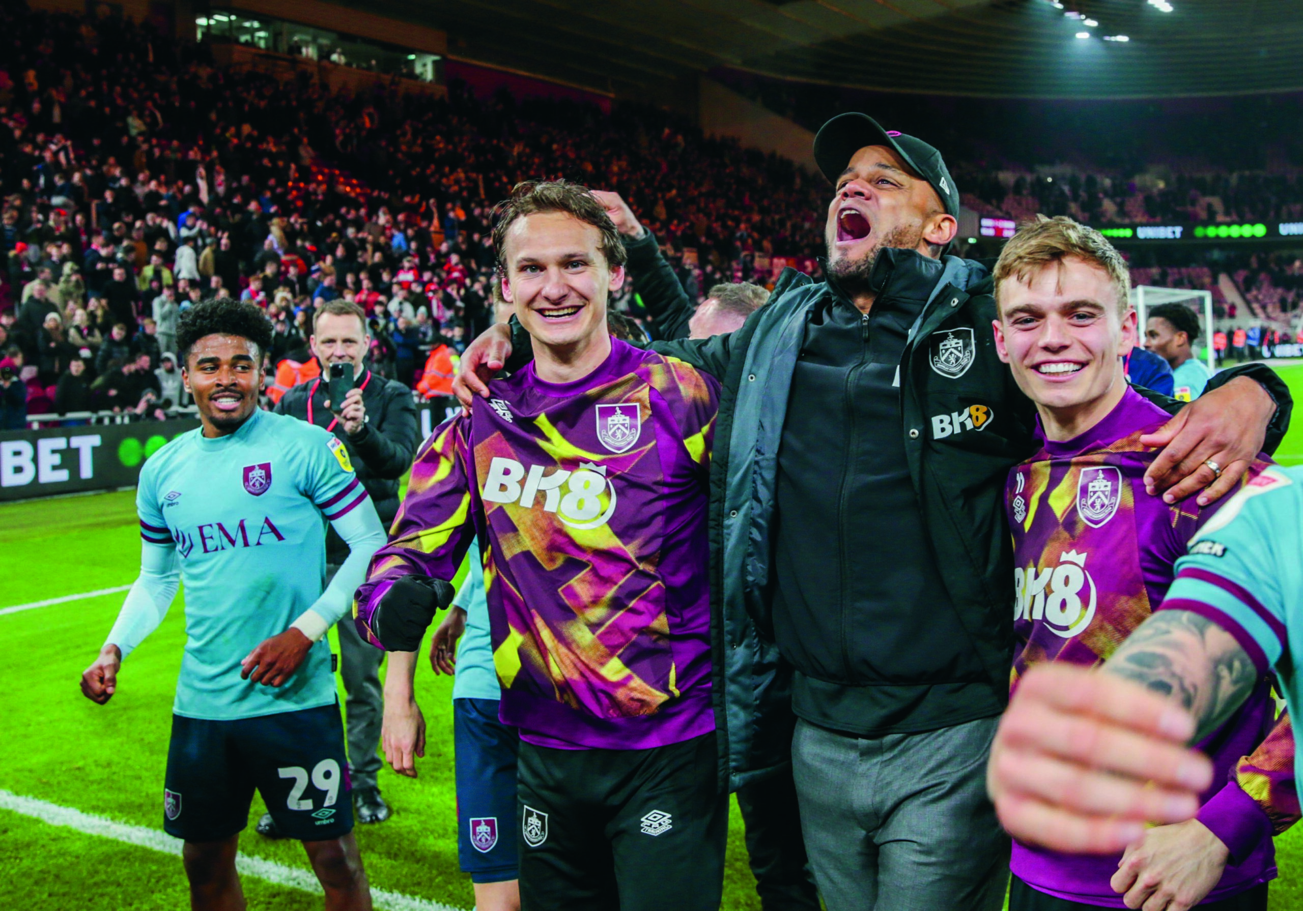 Vincenty Kompany and Burlnley players celebrate on the pitch