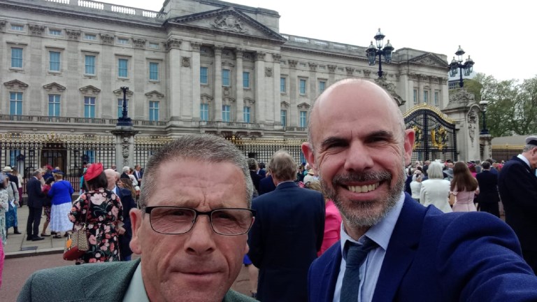 Big Issue vendor Eammon Kelly and charity boss Mark Allan at the Buckingham Palace garden party