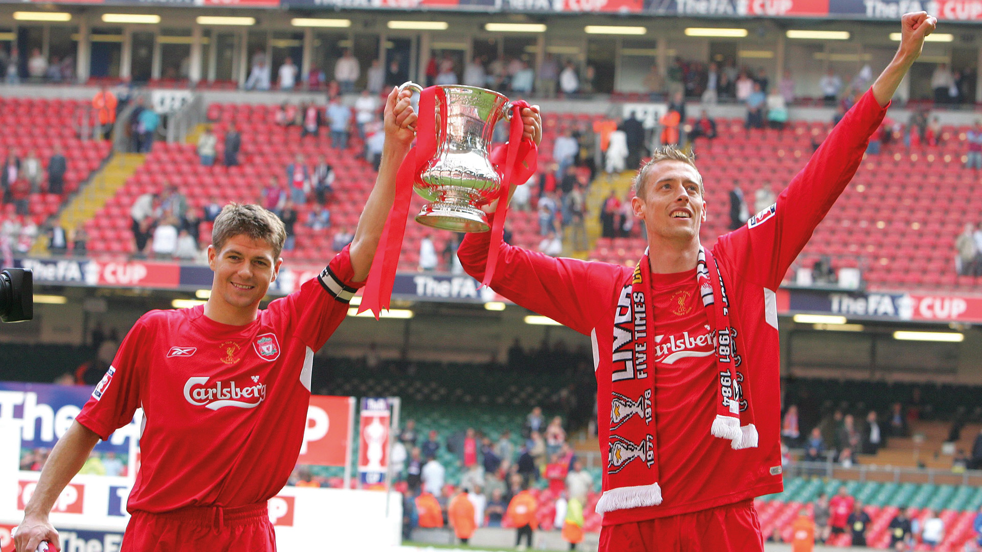 Peter Crouch celebrating
Liverpool’s FA Cup
triumph with captain
Steven Gerrard