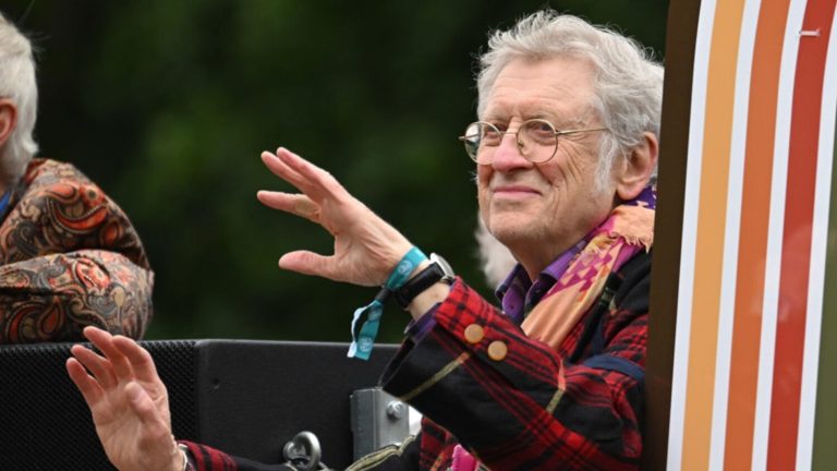 Noddy Holder waving