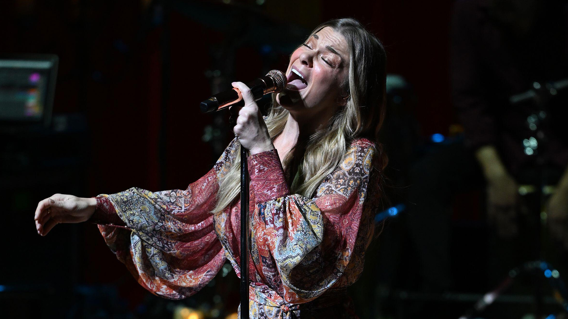 Le Ann Rimes 2023 Performing at the Joy: The Holiday Tour in Miami in December. 
