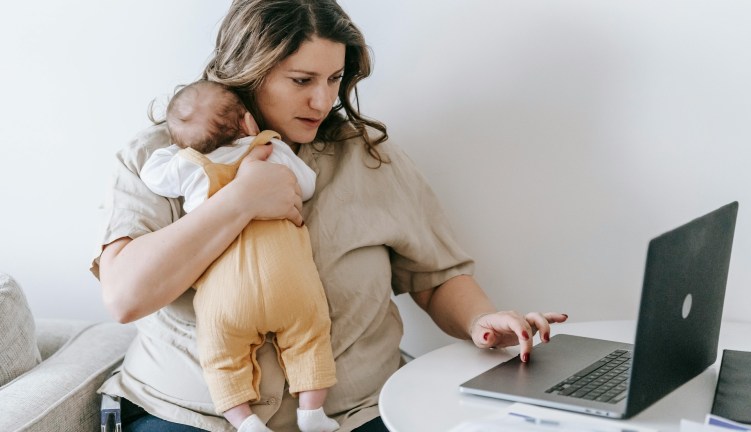 dwp universal credit/ parent balancing baby and work
