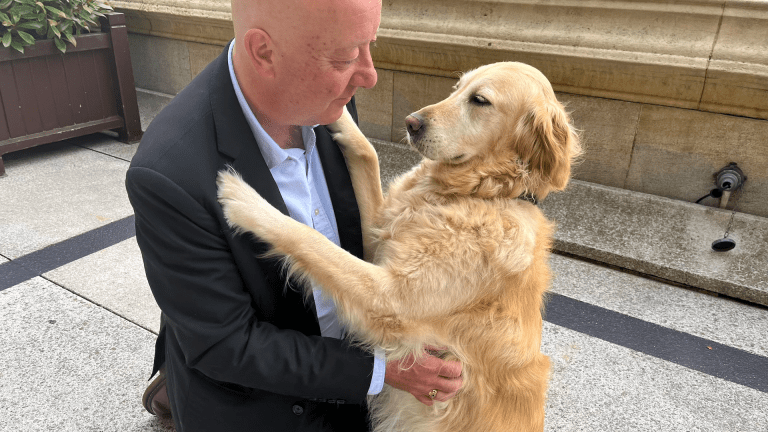 jennie the guide dog and mp steve darling