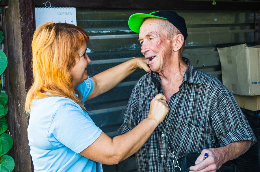 Depaul Ukraine staff helping a homeless person