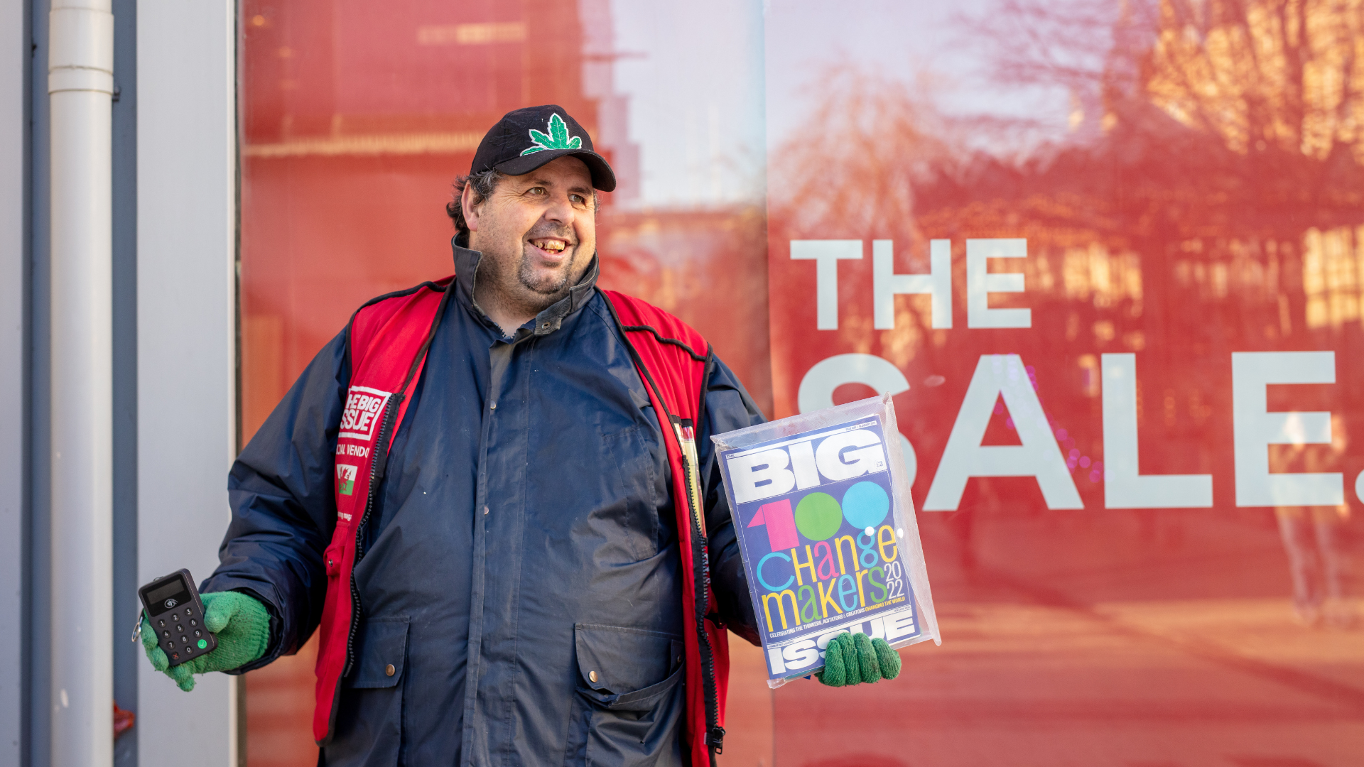 Former vendor Mark Richards sells the Big Issue on Queen's Street back in 2022, before his sad death in 2024. Image: Big Issue