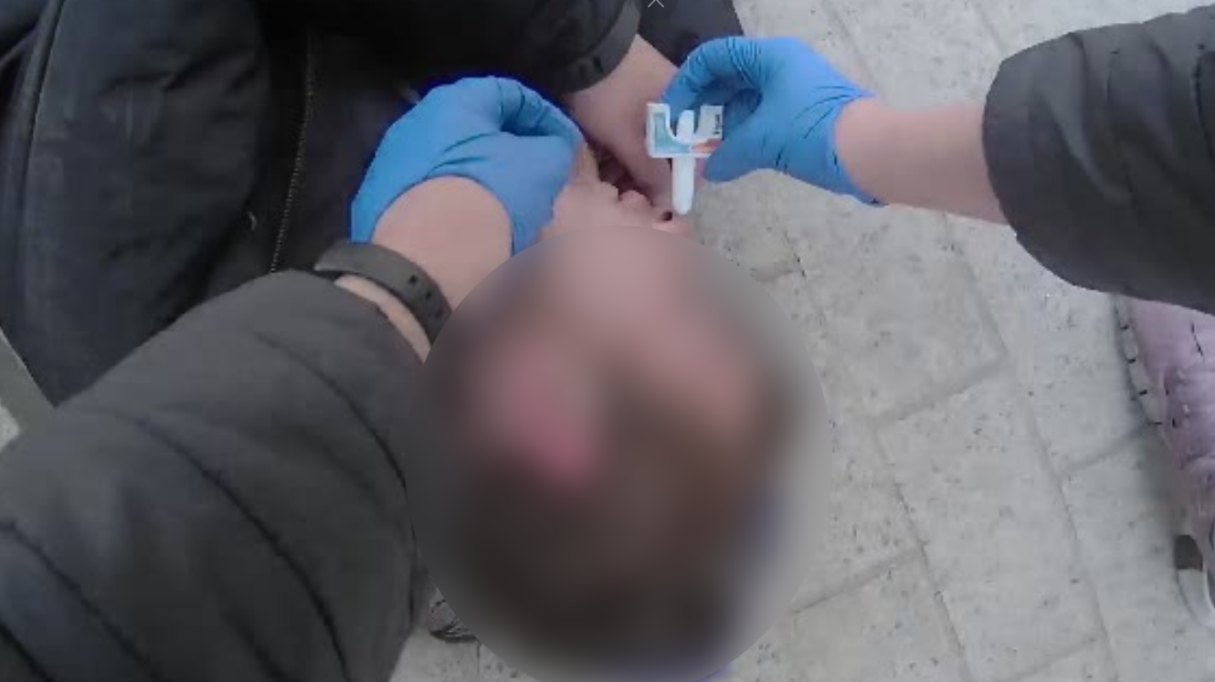 police officer uses naloxone