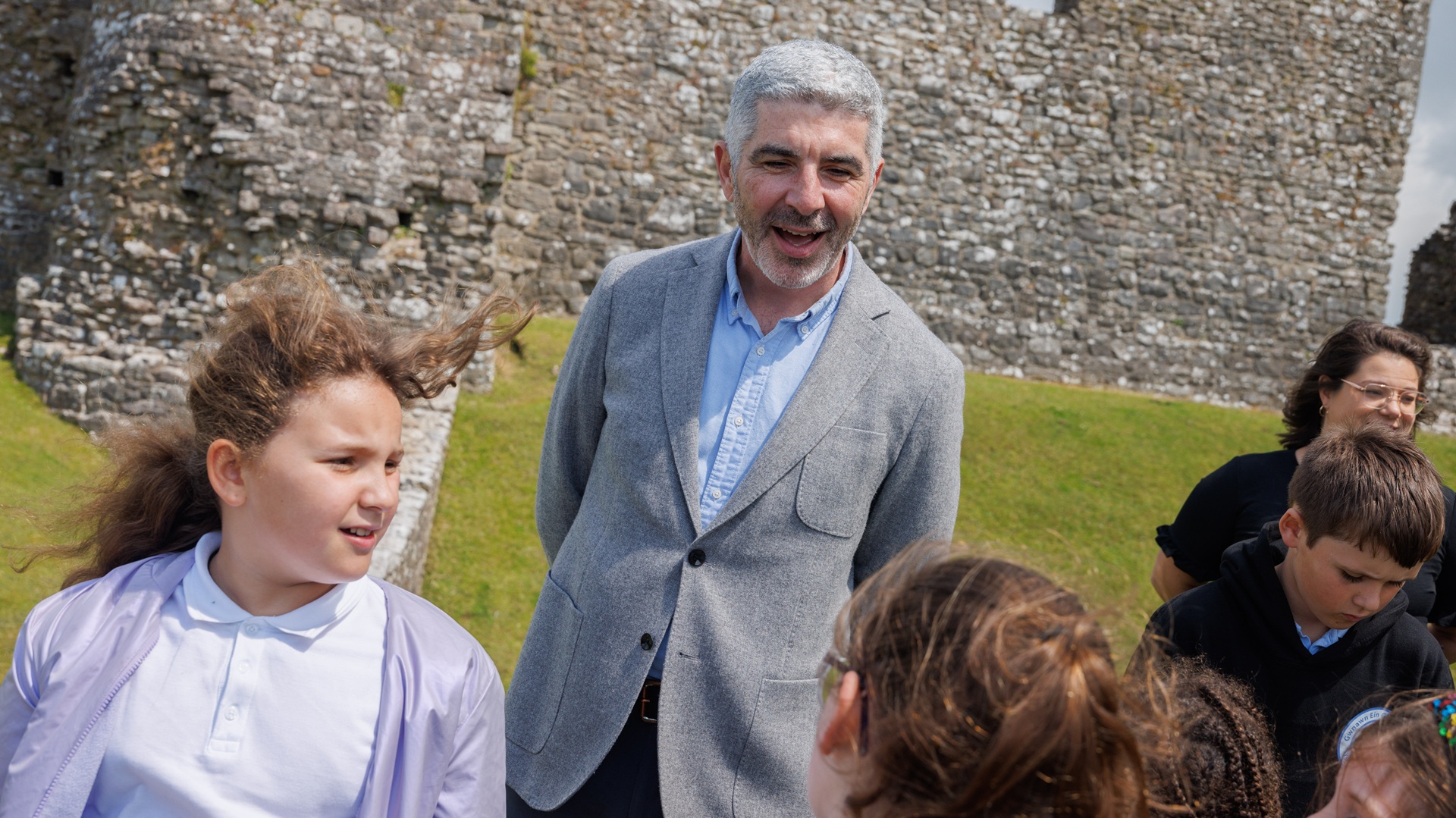 Future generations commissioner for Wales Derek Walker talking with Ysgol y Ferch O'r Sger children at Ogmore Castle