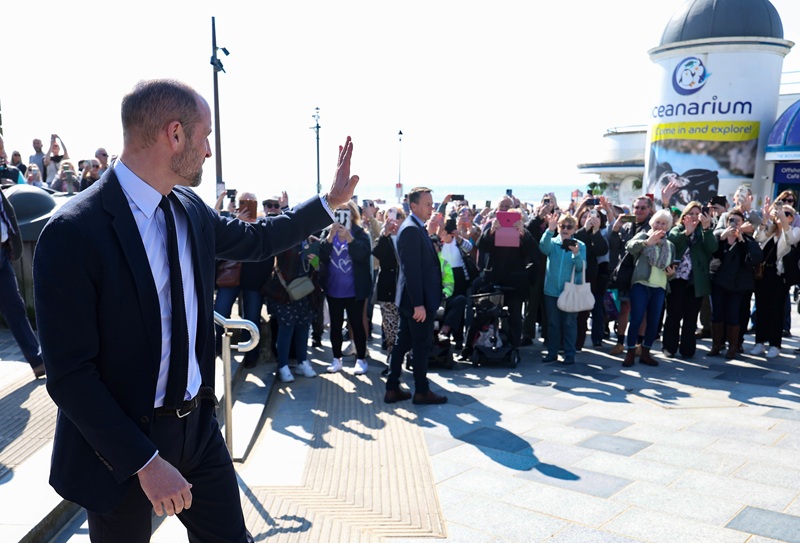 Prince William meets crowds in Bournemouth