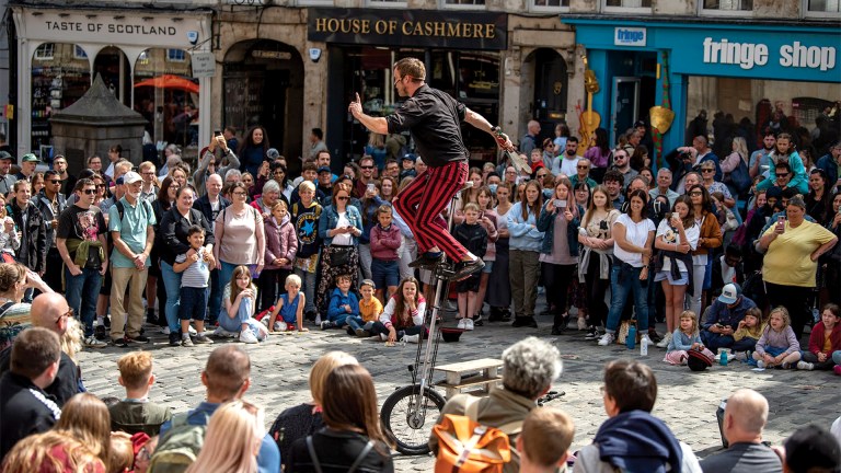 A street performer at Edinburgh Fringe