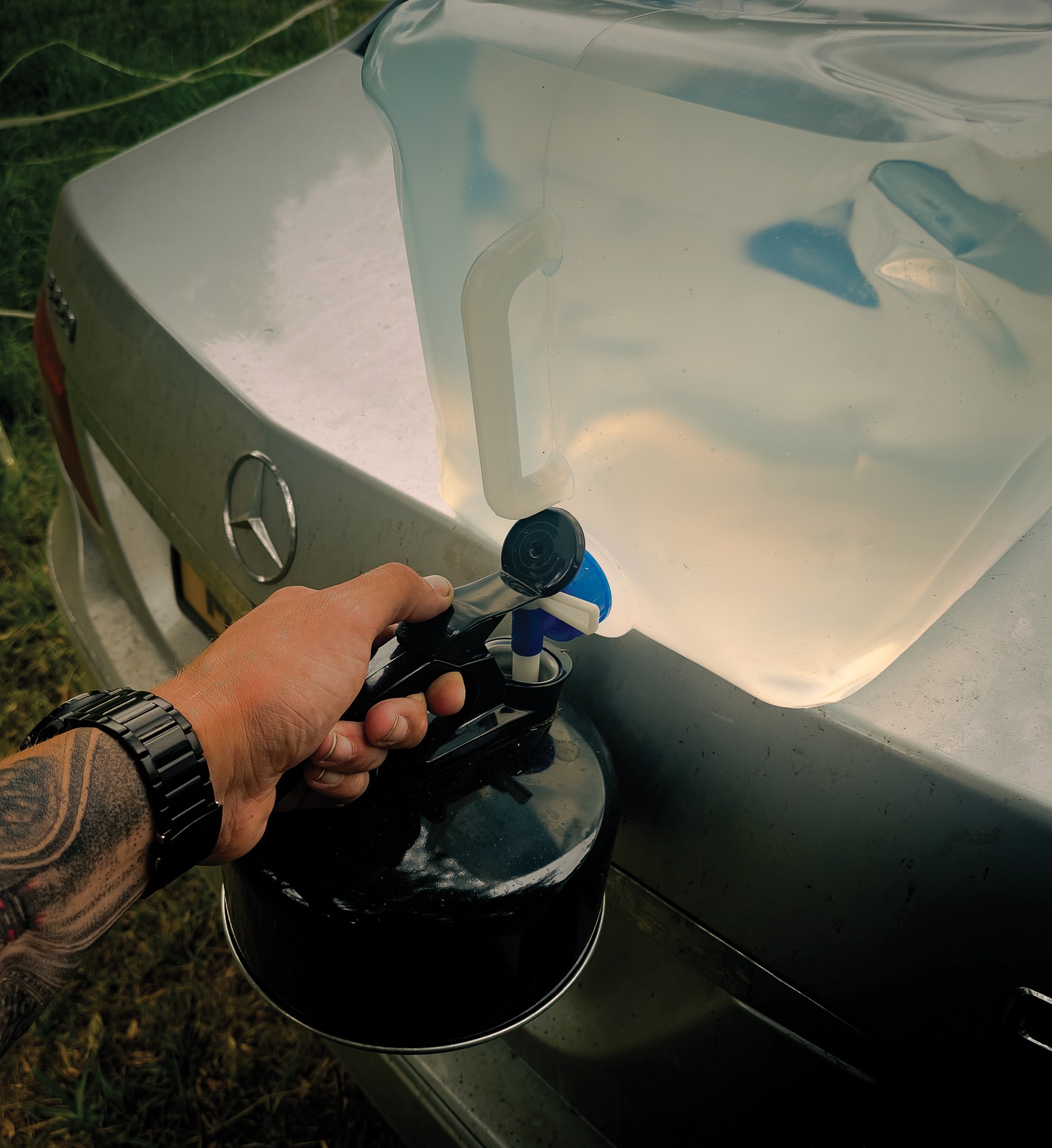 a kettle attached to a car