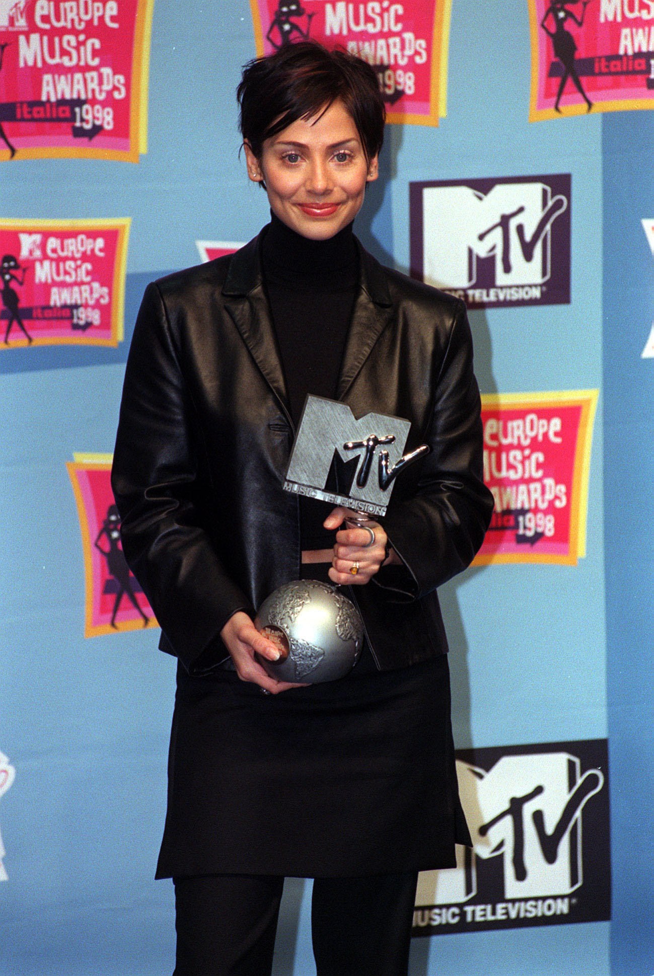 Natalie Imbruglia with her best song prize for Torn at the MTV Awards in Milan