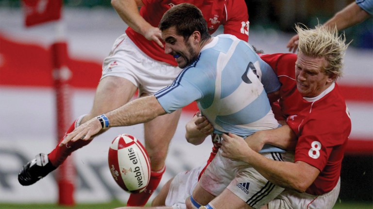 Alix Popham tackles Argentina’s Juan Martin at an international in Cardiff, 2007. Image: Matt Dunham / AP Photo / Alamy